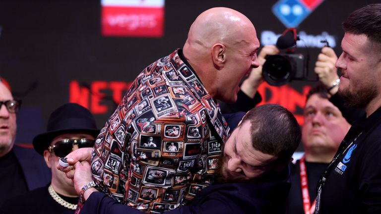 Arslanbek Makhmudov lifts Tyson Fury (Photo: Richard Pelham/Getty Images for Netflix)